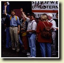 Bilde av Ivar og Geir &Aring;ge utenfor Anne Frank museet