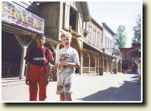 Bilde av Jon Kristian og David i Western-byen