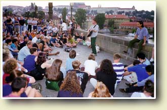 Bilde av Liv p&aring; Karlsbroen